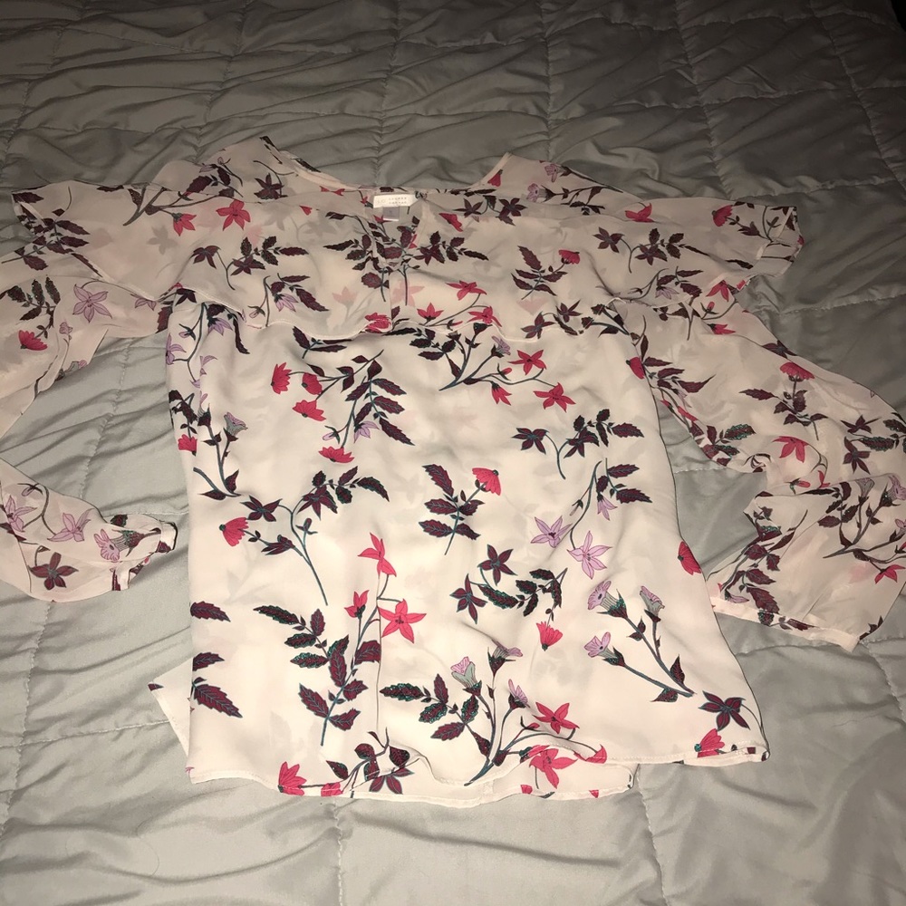 🎉5️⃣ for 2️⃣5️⃣ 🎉
Lauren Conrad sheer blouse